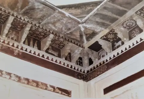 बाहरी स्तम्भ के चौखटों में किए गए अंकन : लक्ष्मी मंदिर :ओरछा : सत्रहवीं सदी
