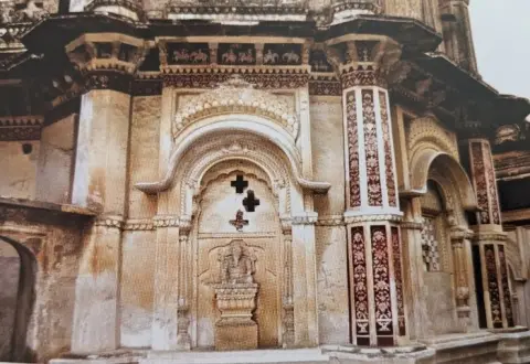 बाहरी स्तम्भ के चौखटों में किए गए अंकन : लक्ष्मी मंदिर :ओरछा : सत्रहवीं सदी