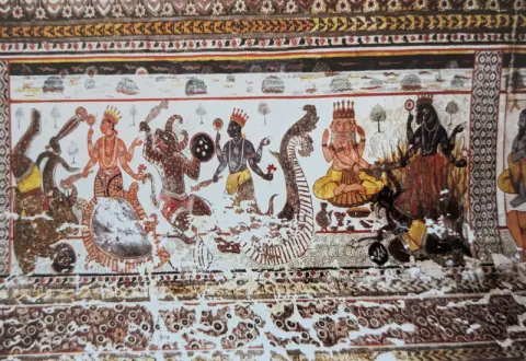 भगवान विष्णु के विभिन्न अवतार : राजा महल : ओरछा : सत्रहवीं सदी