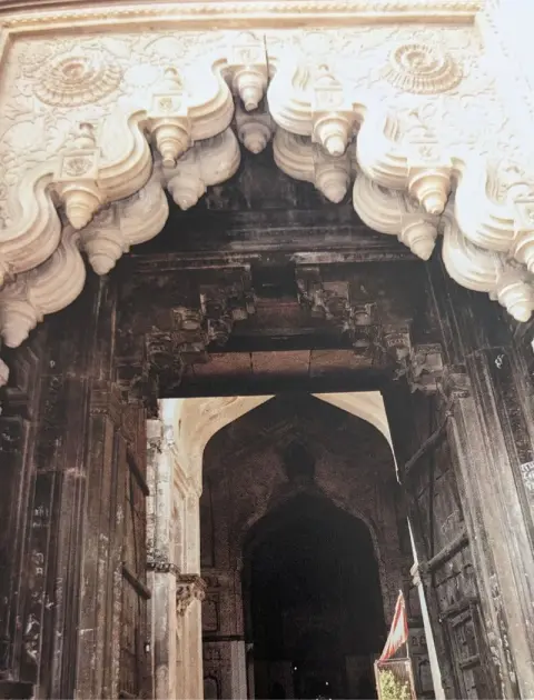 चतुर्भुज मंदिर : ओरछा : सोलहवीं-सोलहवीं सदी