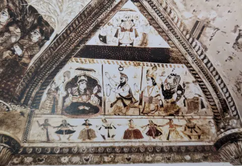 चतुर्भुज देवी व चतुर्भुज विष्णु : लक्ष्मी मंदिर :ओरछा : सत्रहवीं सदी