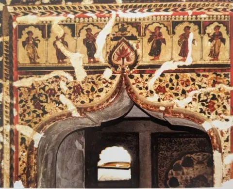 चतुर्भुजी विष्णु की पुजा करते पुरोहित : राजा महल : ओरछा : सत्रहवीं सदी