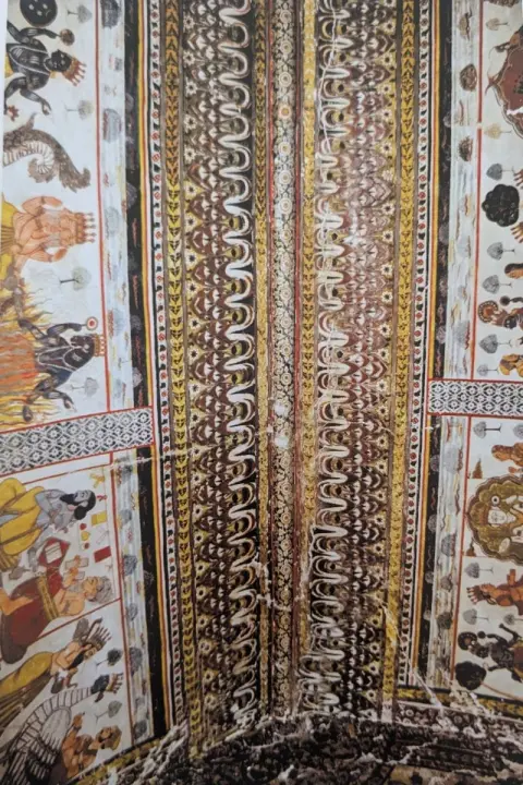 छत की विभाजित किनारी : राजा महल : ओरछा : सत्रहवीं सदी