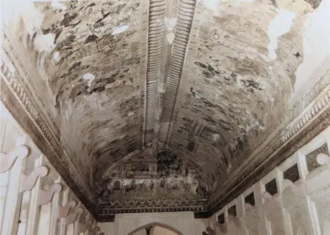 गलियारों की छतों पर किए गए अंकन :लक्ष्मी मंदिर :ओरछा : सत्रहवीं सदी व उन्नीसवीं सदी