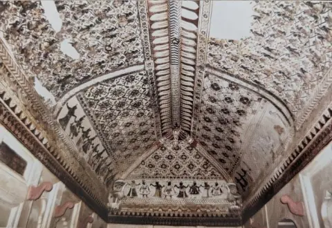 गलियारों की छतों पर किए गए अंकन :लक्ष्मी मंदिर :ओरछा : सत्रहवीं सदी व उन्नीसवीं सदी