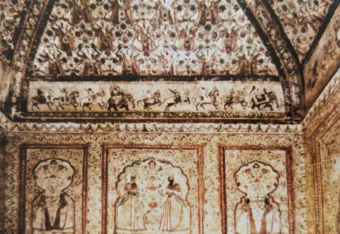गुलदस्ते के आमाने-सामने खड़ी स्त्रियां : राजा महल : ओरछा : सत्रहवीं सदी