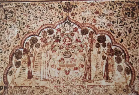 गुलदस्ते के आमाने-सामने खड़ी स्त्रियां : राजा महल : ओरछा : सत्रहवीं सदी