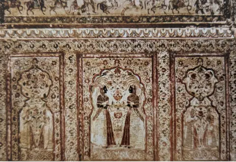 गुलदस्ते के आमाने-सामने खड़ी स्त्रियां : राजा महल : ओरछा : सत्रहवीं सदी