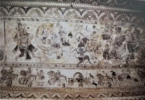 गुरुड, हनुमान व युद्ध दृश्य : लक्ष्मी मंदिर :ओरछा : सत्रहवीं सदी