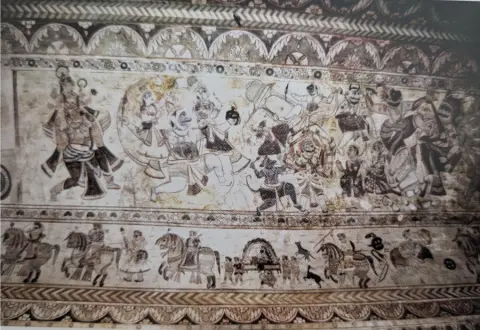 गुरुड, हनुमान व युद्ध दृश्य : लक्ष्मी मंदिर :ओरछा : सत्रहवीं सदी