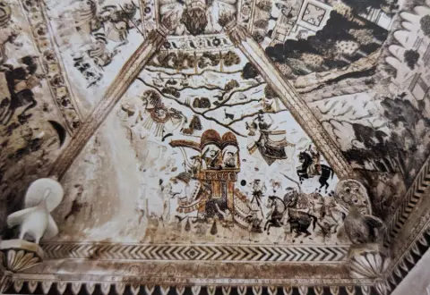 हाथी पर सवार राजा व सैनिक : लक्ष्मी मंदिर :ओरछा : सत्रहवीं सदी