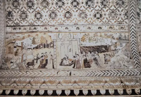 झूला झूलते राधा कृष्ण : लक्ष्मी मंदिर :ओरछा : सत्रहवीं सदी