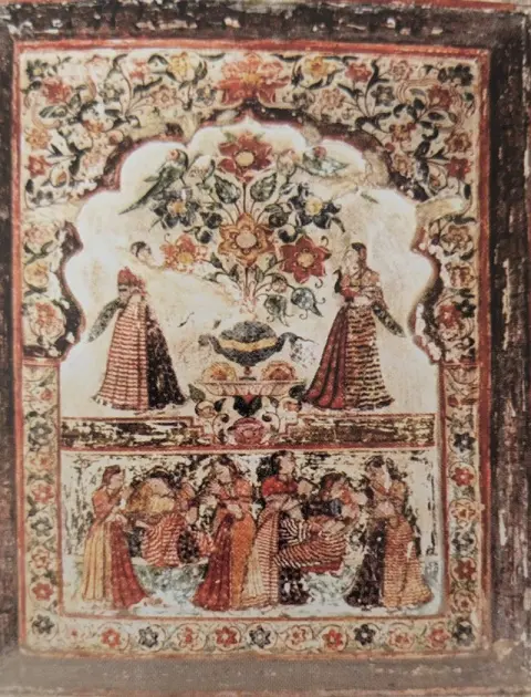 निकट दृश्य : बड़े गुलदस्ते के आमने -सामने खड़ी सखियां: राजा महल : ओरछा : सत्रहवीं सदी