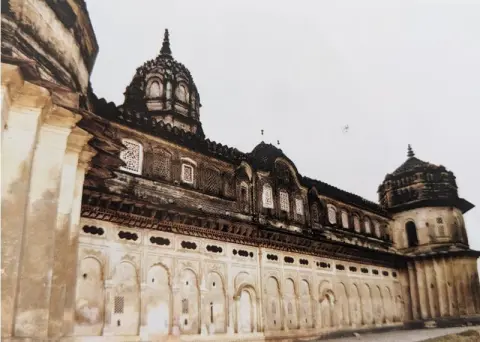 लक्ष्मी मंदिर :ओरछा : सत्रहवीं सदी