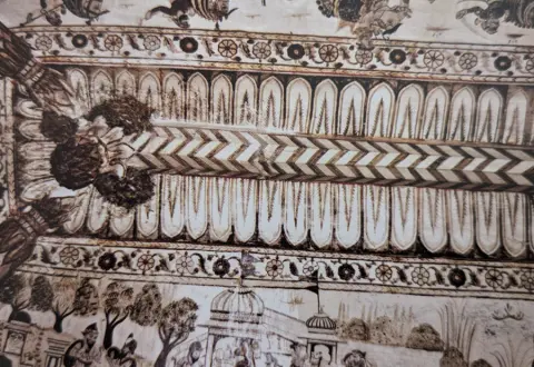 लंबी पत्तियों के आकल्पन विचरण करते हंस, मयूर, बत्तख व् मछली : पारीच्छत की समाधि : दतिया : उन्नीसवीं सदी