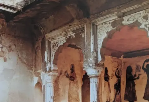 महल की ऊपरी मंजिल के कक्ष में अंकित अंकन : राय प्रवीण महल : ओरछा : सोलहवीं सदी