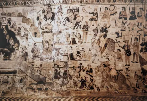 मंदिर जाते दर्शनार्थी व सैन्य प्रयाण दृश्य : लक्ष्मी मंदिर :ओरछा : सत्रहवीं सदी