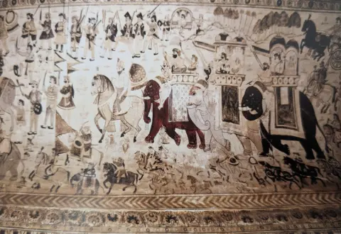 मंदिर जाते दर्शनार्थी व सैन्य प्रयाण दृश्य : लक्ष्मी मंदिर :ओरछा : सत्रहवीं सदी