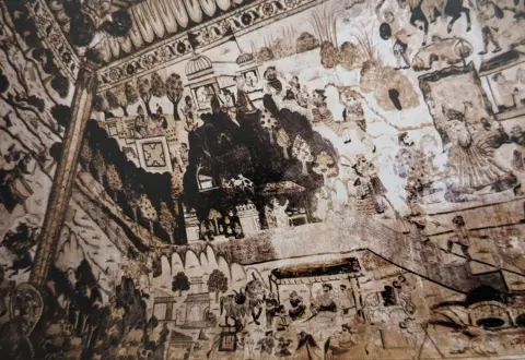 मंदिर जाते दर्शनार्थी व सैन्य प्रयाण दृश्य : लक्ष्मी मंदिर :ओरछा : सत्रहवीं सदी