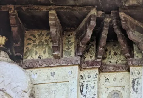 मंदिर की बाहरी भित्तियों पर किए गए आकल्पन : शिव मंदिर : ओरछा : सत्रहवीं सदी