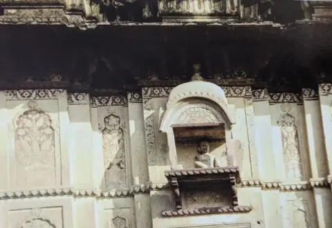 मंदिर की बाहरी भित्तियों पर किए गए आकल्पन : शिव मंदिर : ओरछा : सत्रहवीं सदी