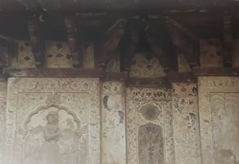मंदिर की बाहरी भित्तियों पर किए गए आकल्पन :शिव मंदिर : ओरछा : सत्रहवीं सदी