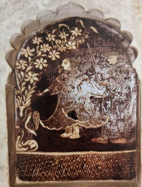 नायिका व मयूर : लक्ष्मी मंदिर :ओरछा : सत्रहवीं सदी