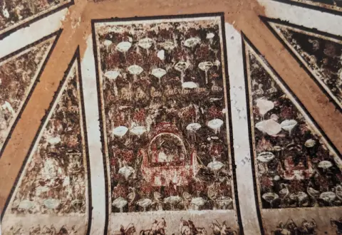 नौकायन दृश्य तथा पोलो खेलतीं राजमहिलाएं : राजा महल : ओरछा : सत्रहवीं सदी