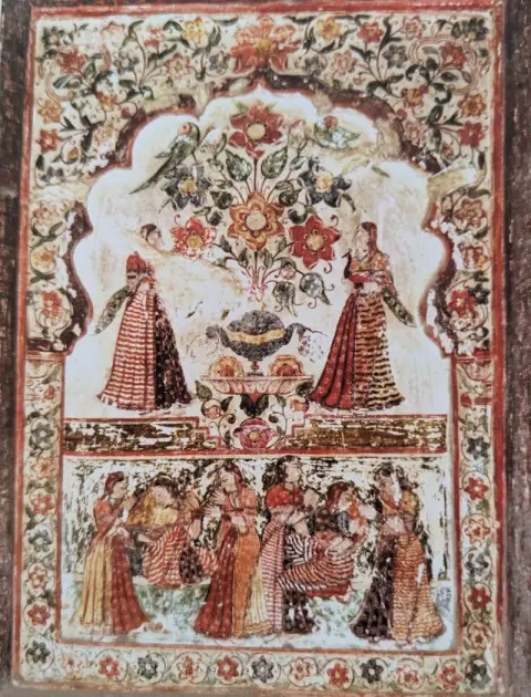निकट दृश्य : बड़े गुलदस्ते के आमने -सामने खड़ी सखियां: राजा महल : ओरछा : सत्रहवीं सदी