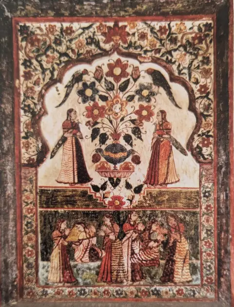 निकट दृश्य : बड़े गुलदस्ते के आमने -सामने खड़ी सखियां: राजा महल : ओरछा : सत्रहवीं सदी