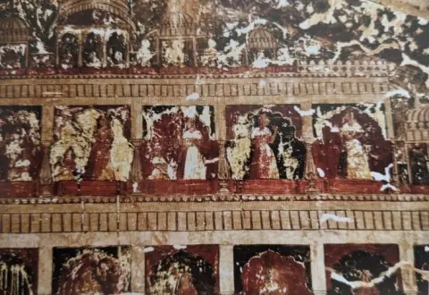 निकट दृश्य : महल के विभिन्न प्रकोष्ठों में खड़ी व बैठी स्त्रियां तथा पट्टिका : राजा महल : ओरछा : सत्रहवीं सदी