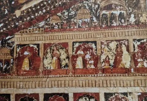 निकट दृश्य : महल के विभिन्न प्रकोष्ठों में खड़ी व बैठी स्त्रियां तथा पट्टिका : राजा महल : ओरछा : सत्रहवीं सदी