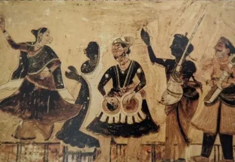 निकट दृश्य : महल के विभिन्न प्रकोष्ठों में खड़ी व बैठी स्त्रियां तथा पट्टिका : राजा महल : ओरछा : सत्रहवीं सदी