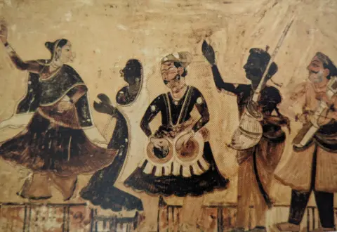 निकट दृश्य : नृत्यांगना संभवत : प्रवीण राय : लक्ष्मी मंदिर :ओरछा : सत्रहवीं सदी