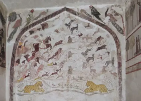 निकट दृश्य : शिकार दृश्य : राजा महल : ओरछा : सत्रहवीं सदी