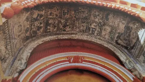 प्रवेश द्वार की अर्द्धवृत्ताकार ऊपरी भित्ति पर किए गए अंकन रामराजा मंदिर : ओरछा : सोलहवीं सदी