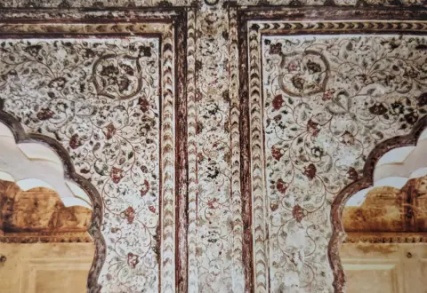 प्रवेश द्वार को भीरती भित्ति पार किए गए बेलबूटों के आकल्पन : राजा महल : ओरछा : सत्रहवीं सदी