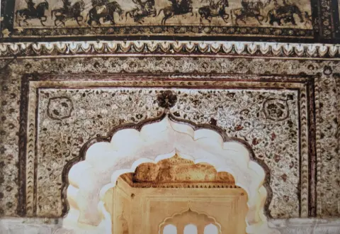 प्रवेश द्वार को भीरती भित्ति पार किए गए बेलबूटों के आकल्पन : राजा महल : ओरछा : सत्रहवीं सदी