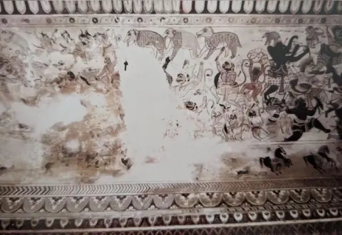 राम -रावण युद्ध दृश्य : लक्ष्मी मंदिर :ओरछा : सत्रहवीं सदी