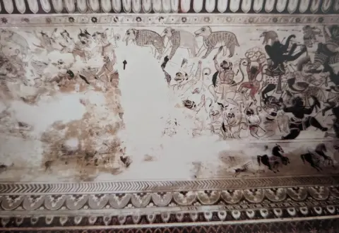 राम -रावण युद्ध दृश्य : लक्ष्मी मंदिर :ओरछा : सत्रहवीं सदी
