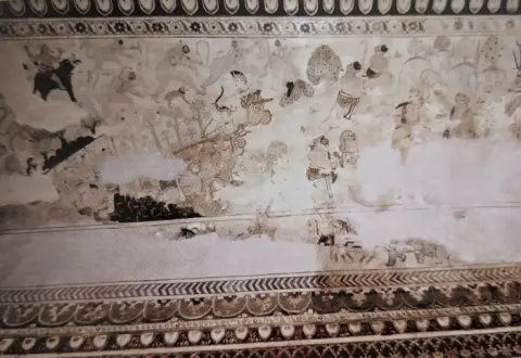संभवत मारीच वध: लक्ष्मी मंदिर :ओरछा : सत्रहवीं सदी