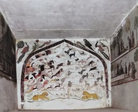 शिकार दृश्य, रासलीला तथा नृत्य देखती नायिका : राजा महल : ओरछा : सत्रहवीं सदी