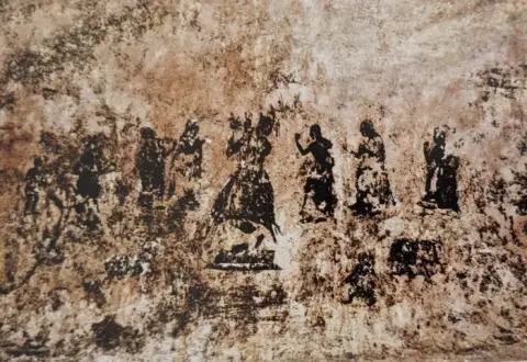 वेणुवादन करते मुकुटधारी कृष्ण व नृत्यरत गोपियां : जहांगीर महल : ओरछा : सत्रहवीं सदी