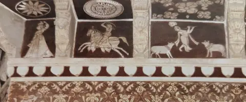वेणुवादन कृष्ण, योध्दा व सि पर मटकी रखे महिला : लक्ष्मी मंदिर :ओरछा : सत्रहवीं सदी