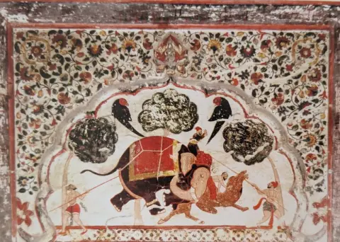 विक्षिप्त हाथी का ऊँट पर प्रहार : राजा महल : ओरछा : सत्रहवीं सदी