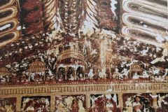 निकट दृश्य : महल के विभिन्न प्रकोष्ठों में खड़ी व बैठी स्त्रियां तथा पट्टिका  : राजा महल : ओरछा : सत्रहवीं सदी  