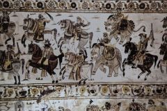 युद्धरत सैनिक व विभिन्न दृश्य : लक्ष्मी मंदिर :ओरछा : सत्रहवीं सदी         
