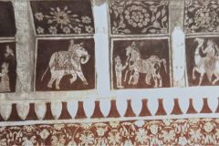 वेणुवादन कृष्ण, हाथी पर सवार महावत व अन्य अंकन  : लक्ष्मी मंदिर :ओरछा : सत्रहवीं सदी