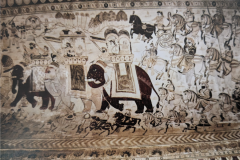 मंदिर जाते दर्शनार्थी व सैन्य प्रयाण दृश्य : लक्ष्मी मंदिर :ओरछा : सत्रहवीं सदी  