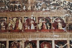 निकट दृश्य : महल के विभिन्न प्रकोष्ठों में खड़ी व बैठी स्त्रियां तथा पट्टिका  : राजा महल : ओरछा : सत्रहवीं सदी  